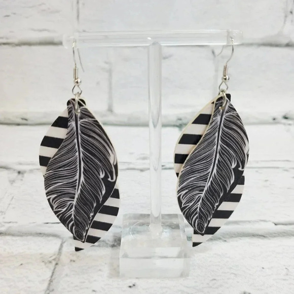 2 Layer Black and White Feather Faux Leather Dangle Chic Lightweight Earring 2g6 - Picture 5 of 6